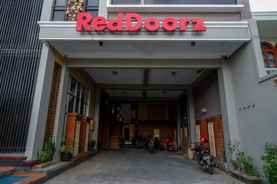 RedDoorz Plus near Amplaz